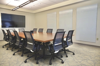 Room 214 accommodates 14 guests
