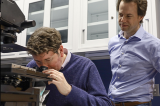 Scientists work on the Abberior MINFLUX instrument